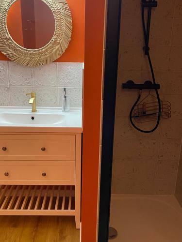 une salle de bain avec un lavabo, un miroir et une douche dans l'établissement Entre Parenthèse, à Warlus
