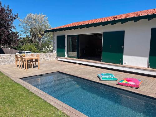 Πισίνα στο ή κοντά στο Contemporary Villa with Pool