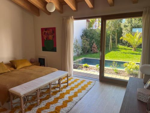 Κήπος έξω από το Contemporary Villa with Pool