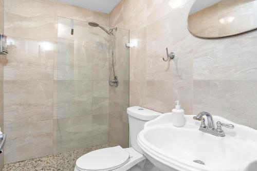 Ένα μπάνιο στο Private room in Little Havana