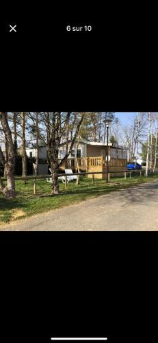une photo d'un parc avec un banc et des arbres dans l'établissement Mobil home, à Onzain
