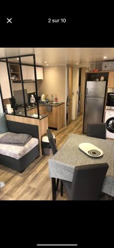un salon avec un lit et une table de salle à manger dans l'établissement Mobil home, à Onzain
