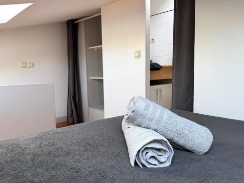 - un lit avec une serviette pliante dans l'établissement ღ Le Petit Buffet Hyper Centre, à La Rochelle