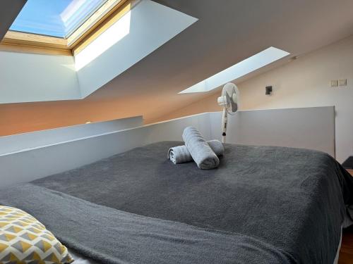 une chambre avec un grand lit avec une fenêtre dans l'établissement ღ Le Petit Buffet Hyper Centre, à La Rochelle