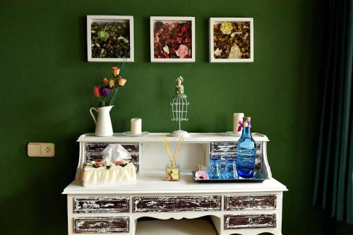 a green room with a white table with a green wall at Mas Valoria in Peratallada