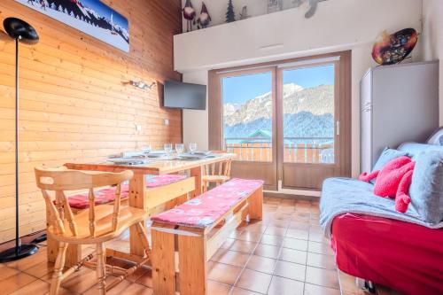 Cette chambre avec vue dispose d'une table et d'un bureau. dans l'établissement Alpenlake AP117 LAKE & VIEW 6 Pers, à Châtel