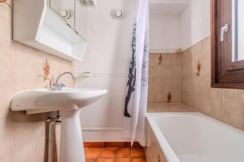 une salle de bain blanche avec un lavabo et une baignoire dans l'établissement Alpenlake AP117 LAKE & VIEW 6 Pers, à Châtel