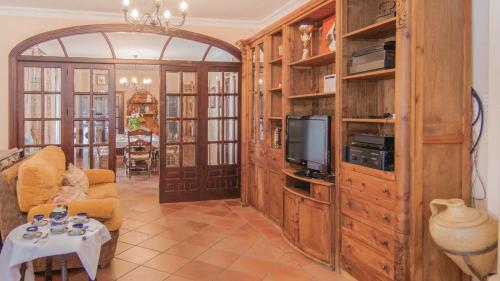 a living room with a tv and a couch and a table at Villa Delta by Casitas Select in Córdoba