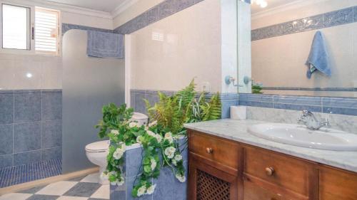 a bathroom with a sink and a toilet at Villa Delta by Casitas Select in Córdoba