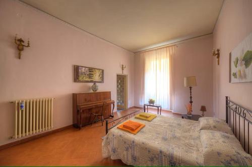 um quarto com uma cama, uma mesa e um radiador em Historical building charming apartment em Florença