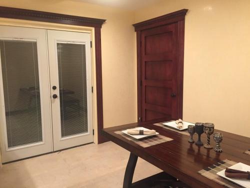 Imagen de la galería de Relax, Entertain, & Indulge In Our Unique Pool House, en McAllen