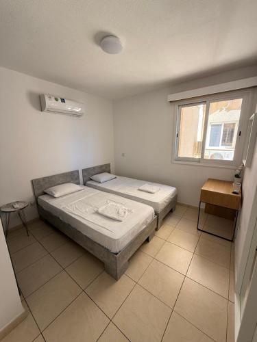 Un pat sau paturi într-o cameră la Sunrise