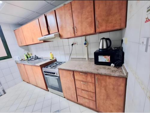 Una cocina o cocineta en Abu Dhabi Suave