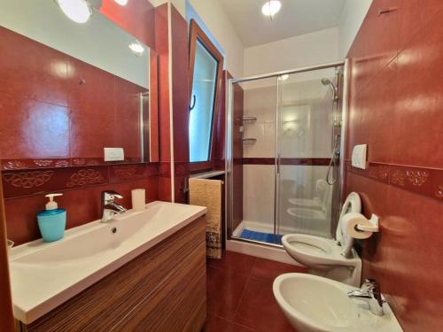 een badkamer met wastafel, douche en toilet bij Casa Vacanza Viale Italia in Vieste