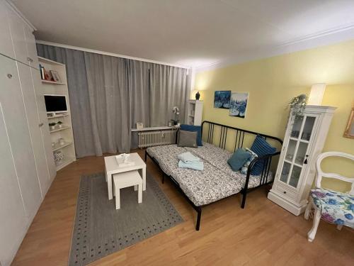 a small living room with a bed and a table at Maria Altreichenau in Neureichenau