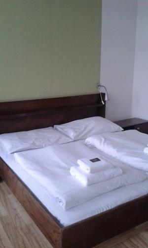 Ein Bett oder Betten in einem Zimmer der Unterkunft Hotel Saloon