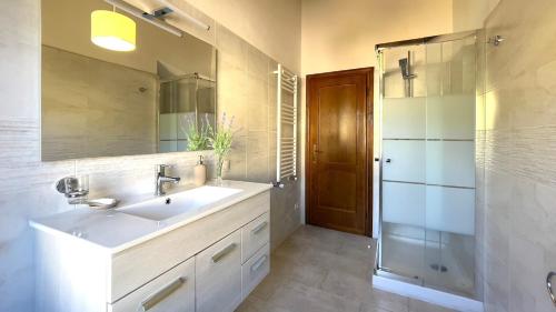 Kúpeľňa v ubytovaní Loretta - Private holiday apartment with shared pool