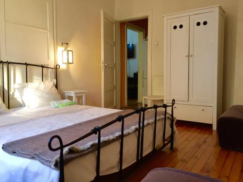 um quarto com uma cama com uma moldura preta em Interhost Guest rooms and apartments em Sófia