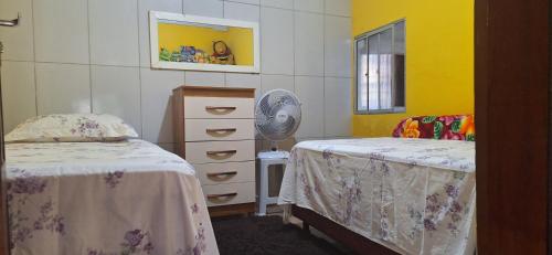 una camera con 2 letti singoli e un comò di Casa da Lia a Lençóis