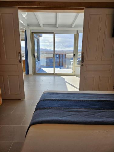 a bedroom with a bed and a view of the ocean at Apartamento (Cotillo Mar) con vistas al Mar in Cotillo
