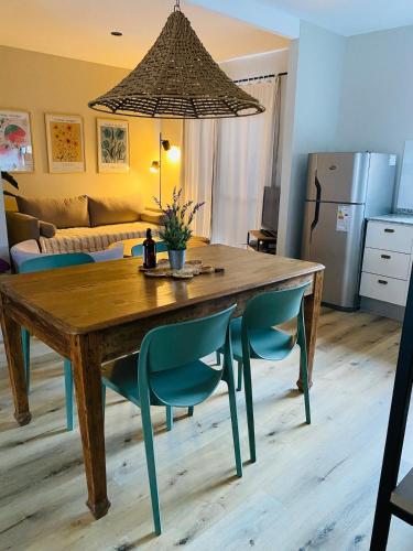 a dining room table with chairs and a kitchen at Jalapeña in Comodoro Rivadavia