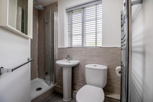 Vannituba majutusasutuses Clover Apartment - Sleeps 5 - Free Parking, Self-Check-In, Fast Wifi and Sky TV by Yoko Property