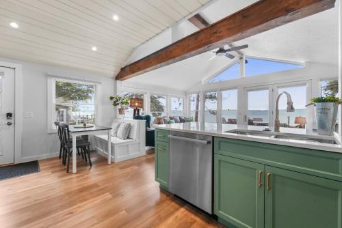 Dapur atau dapur kecil di Deckside Dreams on Crystal Lake
