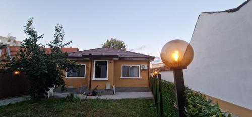 ein Straßenlicht vor einem Haus in der Unterkunft Стаи за гости Георги Сава Раковски 97 in Targowischte