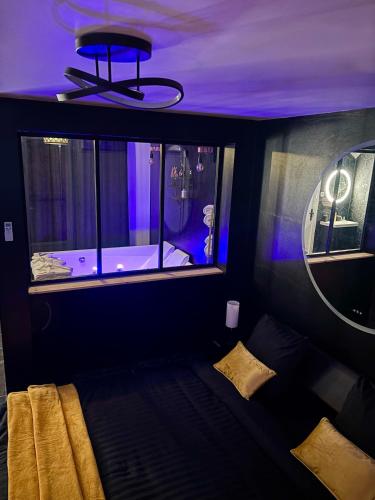 Cette chambre dispose d'une fenêtre avec une baignoire et un miroir. dans l'établissement Appartement Toulon Jacuzzi Terrasse, à Toulon