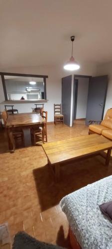 - un salon avec une table en bois et une salle à manger dans l'établissement appartement de village 2nd étage, à Malaucène