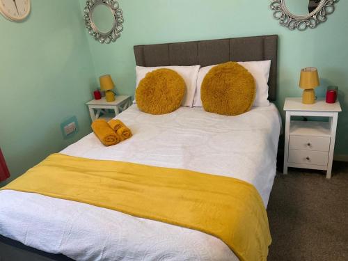 - une chambre avec un grand lit et 2 oreillers bruns dans l'établissement The Sanctuary, à Corby