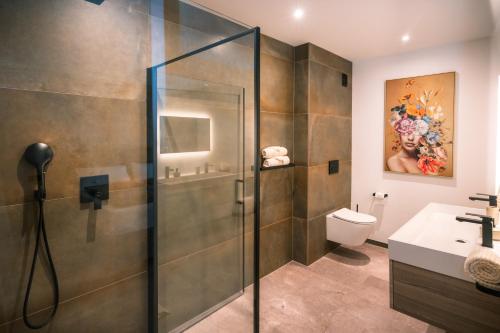 un baño con ducha y WC en Premium Apartment Kahuna - Villa Rizas Hills, en Traben-Trarbach