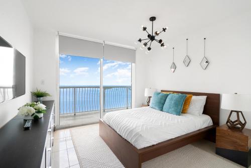 Ένα ή περισσότερα κρεβάτια σε δωμάτιο στο The Ocean Breeze Feel Better It in Our Condo