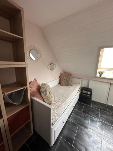 une petite chambre avec un lit dans un grenier dans l'établissement Studio au pied des pistes, à Allos
