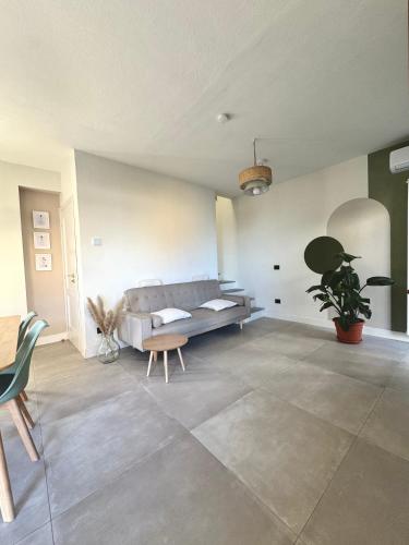 a living room with a couch and a table at Il Cortile del Borgo in Borgo Ticino