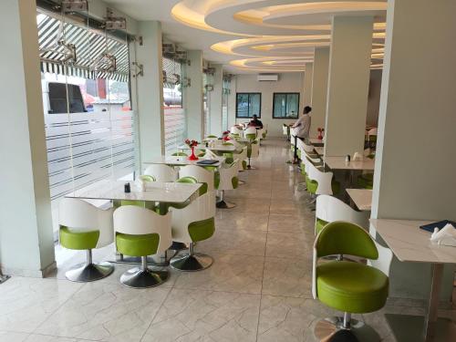 TV a/nebo společenská místnost v ubytování Indigo Hotel