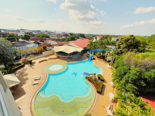 an overhead view of a swimming pool at a resort at Hotel Los Puentes Comfacundi in Girardot