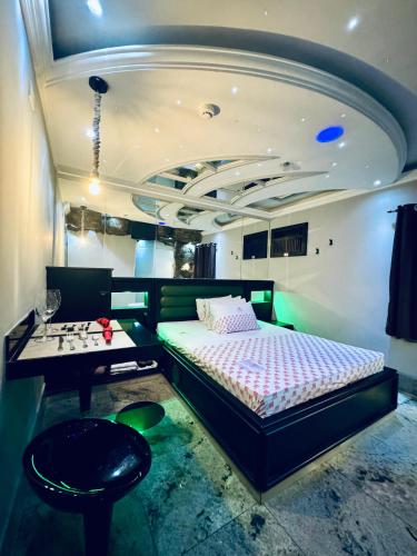 a bedroom with a bed and a table in a room at Cachoeiras Motel - Hotel in Sao Paulo