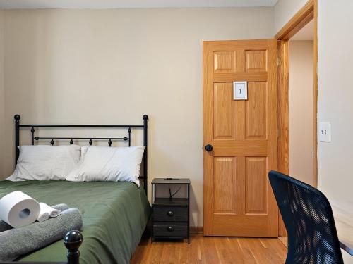 Ein Bett oder Betten in einem Zimmer der Unterkunft Private Master Suite in house - 14 miles To Downtown Minneapolis