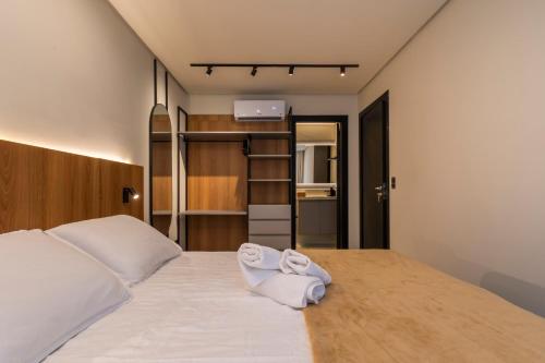 une chambre avec un lit avec des serviettes blanches dessus dans l'établissement Apartamento You Canela 207, à Canela