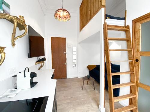 Cette chambre dispose d'une échelle et de lits superposés. dans l'établissement Champs Élysées - av de Friedland, à Paris