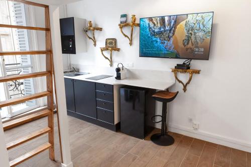 une cuisine avec un comptoir blanc et un bureau dans l'établissement Champs Élysées - av de Friedland, à Paris