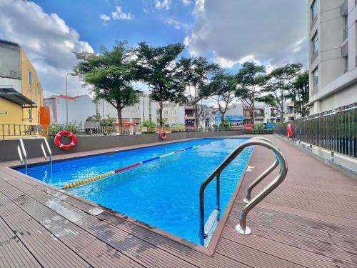 Bazén v ubytování Vinh Hoi Apartments - Luxury Apartment Furnished Suites nebo v jeho okolí