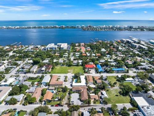 an aerial view of a suburb with the ocean at Cozy Studio in Lake Worth with Pool in Lantana