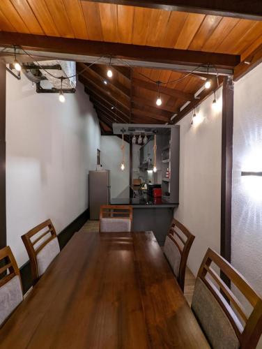 a room with a table and chairs and a kitchen at Villa Navodi in Negombo