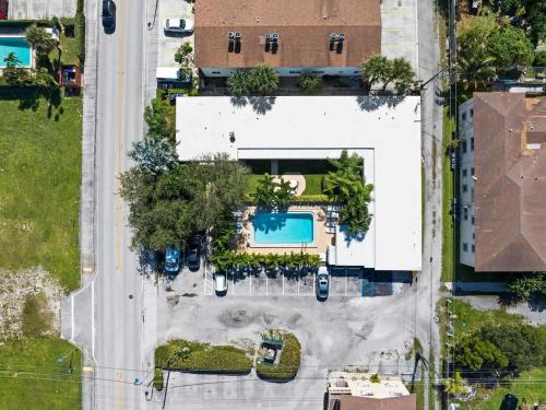 an overhead view of a building with a swimming pool at Lake Worth Getaway- Cozy Studio - Pool in Lantana