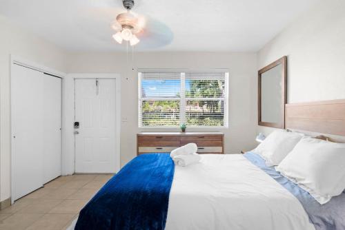 a bedroom with a large bed and a window at Cozy Studio in Lake Worth with Pool Complex in Lantana