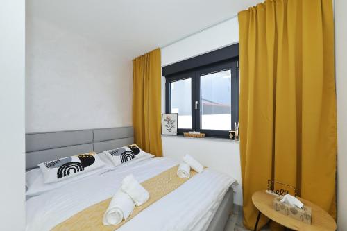 een slaapkamer met twee bedden en een raam bij Villa Good Vibes with heated pool in Kod Mula