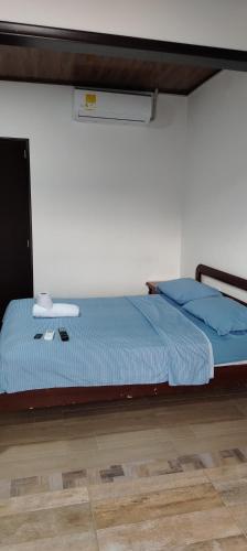 a bed in a room with at Casa Independiente Único in Villavicencio