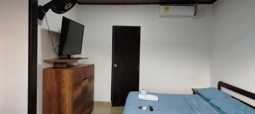 a bedroom with a bed and a tv on a dresser at Casa Independiente Único in Villavicencio